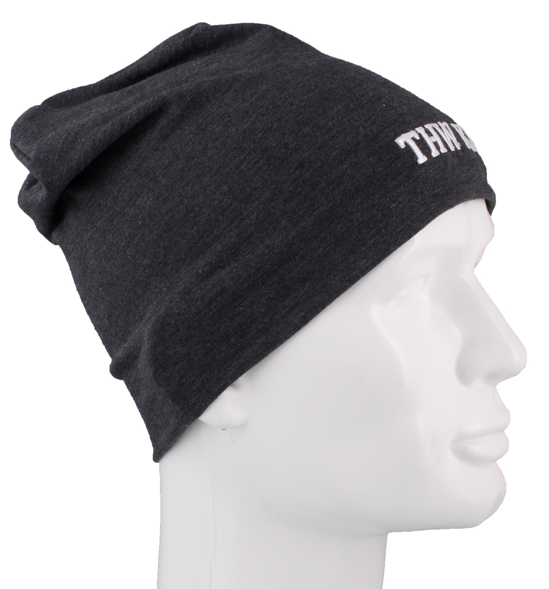 Eine weiße Schaufensterpuppe im Profil, nach rechts gewandt, trägt die "Beanie anthrazit", eine dunkelgraue Baumwollmütze, auf deren Vorderseite teilweise der weiße Schriftzug "THW KIEL" sichtbar ist.