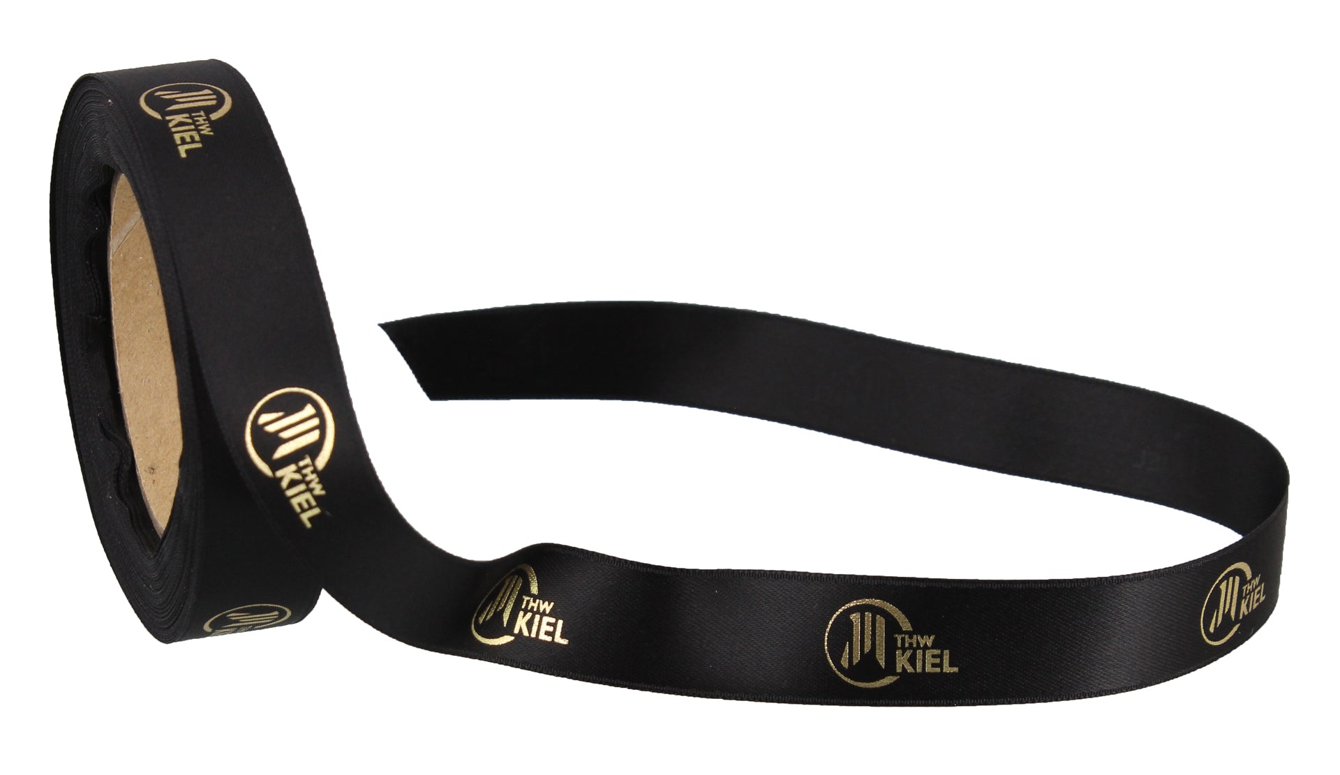 Eine Rolle Geschenkband schwarz 10m mit wiederholten goldenen Logos und kreisförmigen THW KIEL Emblemen, teilweise abgerollt als elegantes Geschenkband, dargestellt auf weißem Hintergrund.