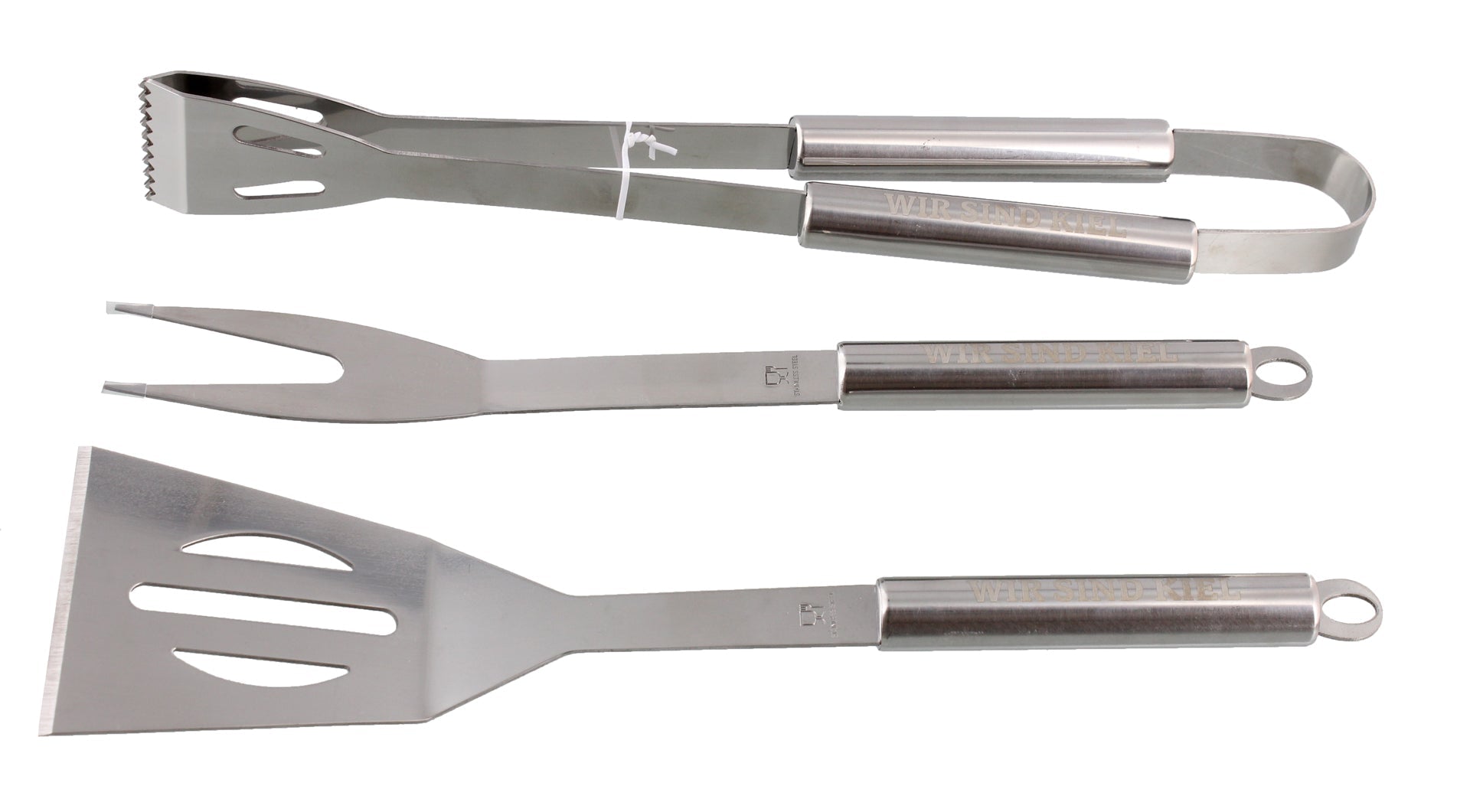 Das Grillbesteck-Set 3-teilig enthält eine Zange, eine zweizinkige Gabel und einen Schlitzspachtel mit Metallgriffen - perfekt für jeden Grillfan und ideal für THW Kiel Grillbesteck-Liebhaber. Auf weißem Hintergrund abgebildet.