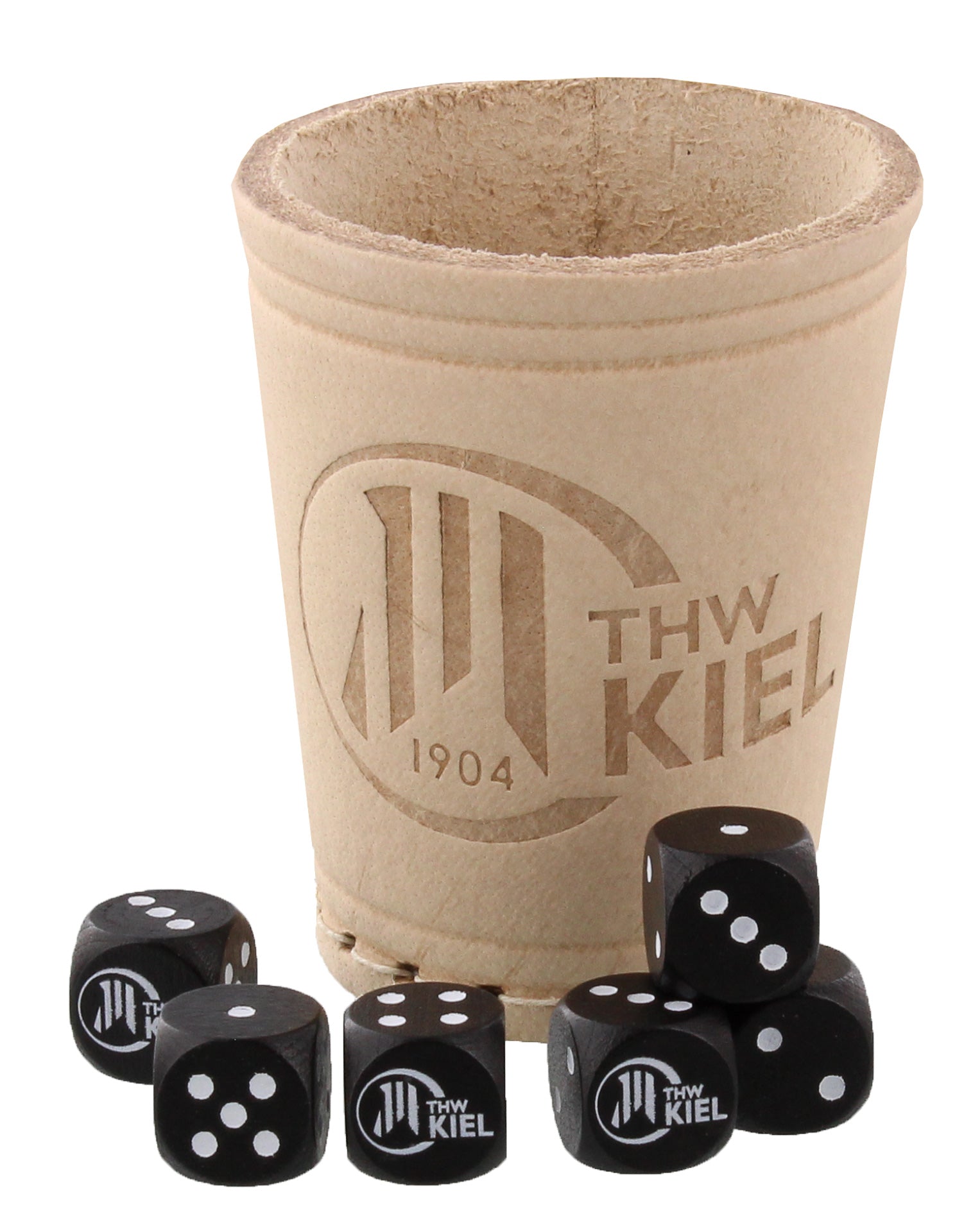 Der Würfelbecher Leder in Beige mit dem THW Kiel 1904-Logo enthält sechs schwarze Würfel mit weißen Kernen und THW Kiel-Logo - ideal für den nächsten Spieleabend.