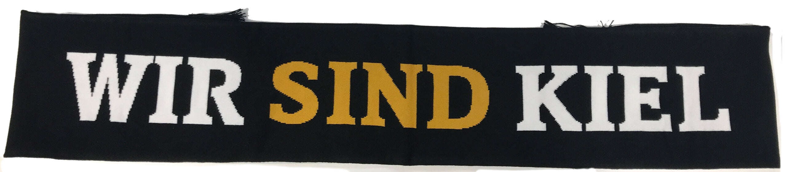 Der Schal feingestrickt "WIR SIND KIEL" in schwarz/weiß/gold hat einen fetten Schriftzug - "SIND" in gold, der Rest in weiß. Ein unverzichtbarer Handball Fanartikel für jeden echten Wir sind Kiel-Anhänger.
