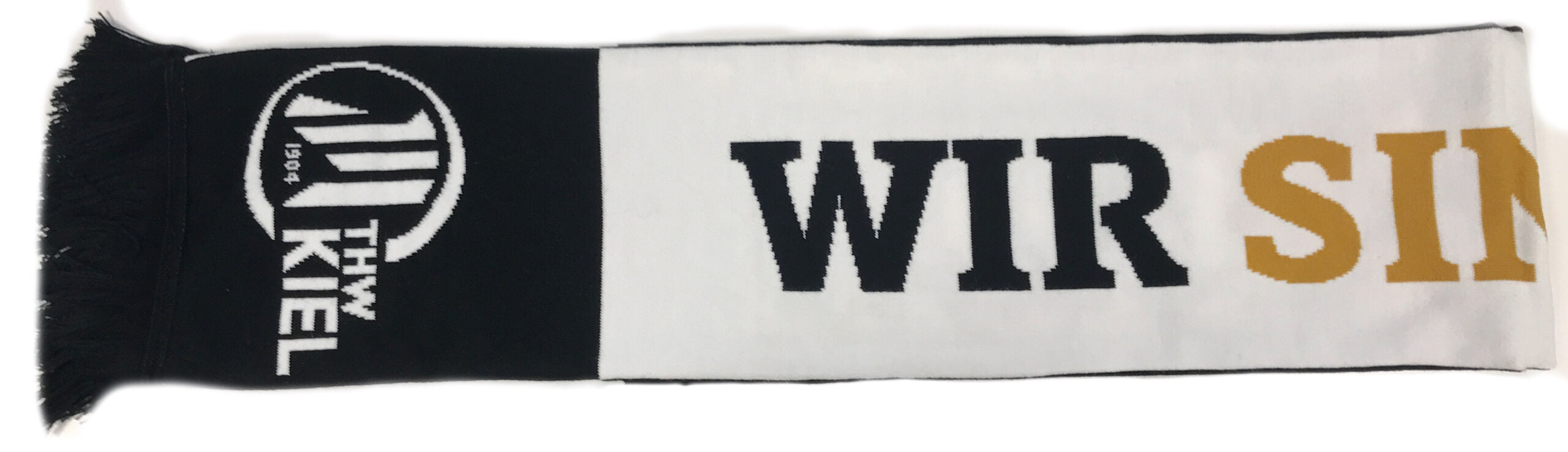 Der Schal feingestrickt "WIR SIND KIEL" in schwarz-weiß-gold mit dem THW Kiel 1904-Logo auf der einen Seite und dem Schriftzug "Wir sind Kiel" auf der anderen Seite - der perfekte Handball-Fanartikel für treue THW Kiel-Anhänger.