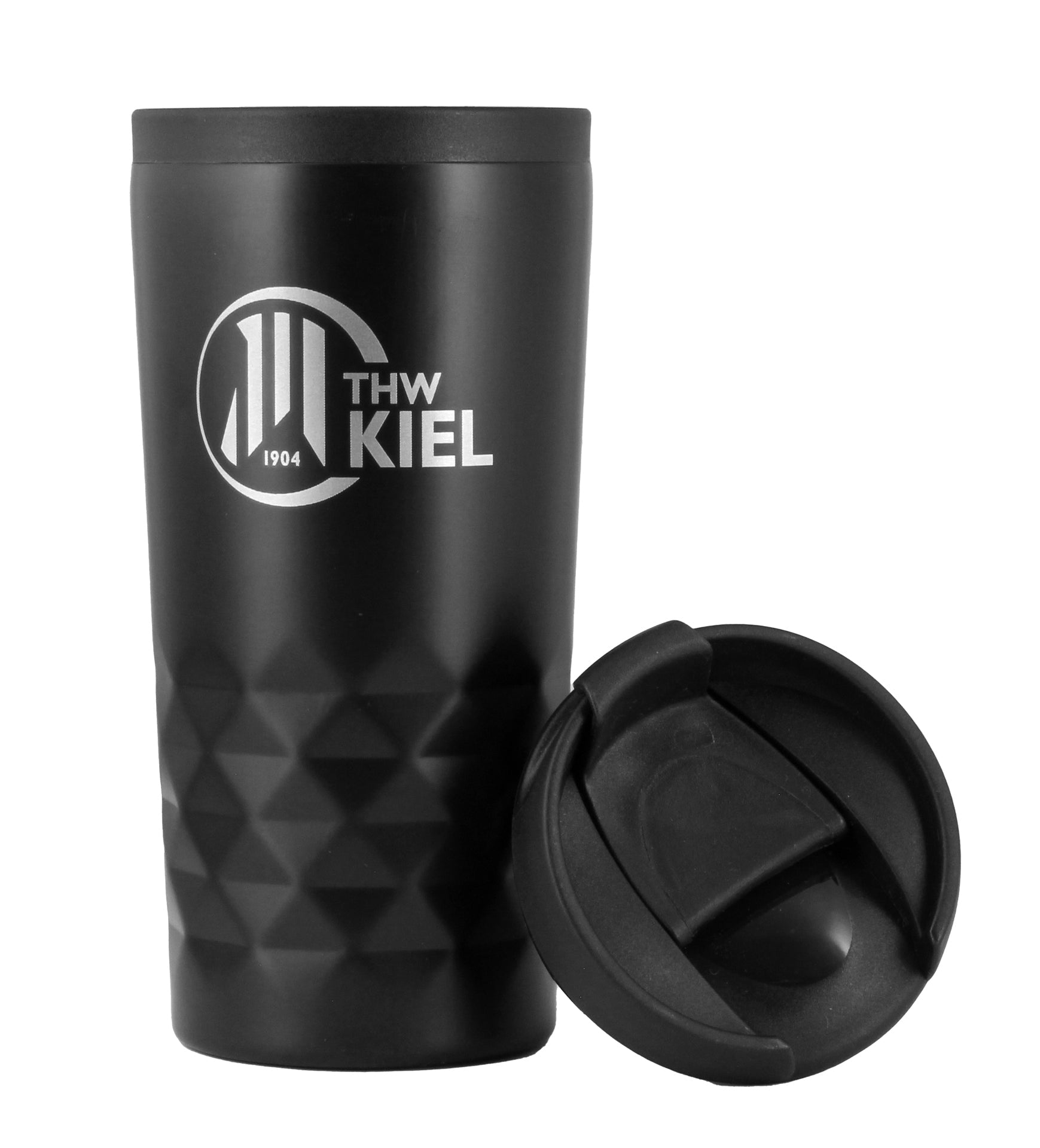 Der Thermobecher schwarz 300ml hat einen schwarzen Edelstahlkörper mit einer geometrisch strukturierten unteren Hälfte und dem weißen THW Kiel 1904 Logo. Der abnehmbare Deckel ist mit einem Trinkauslauf und einem Flip-Top ausgestattet - ideal für alle Lieblingsverein-Fans.