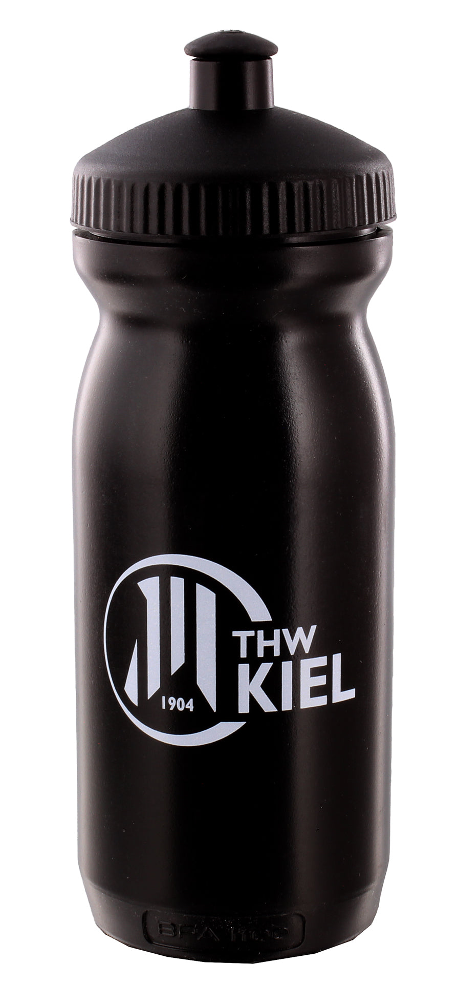 Die Trinkflasche Sport schwarz 600ml ist eine schwarze Sportflasche mit Schraubdeckel und Ausgießer, die auf der Vorderseite das weiße THW Kiel 1904 Logo trägt. BPA frei für sichere Flüssigkeitszufuhr.
