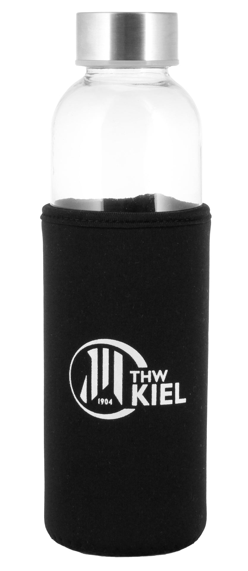 Die Trinkflasche Neopren 500ml ist eine klare 500ml-Flasche mit silbernem Verschluss, umhüllt von schwarzem Neopren mit weißem THW Kiel-Logo und der Aufschrift 1904".
