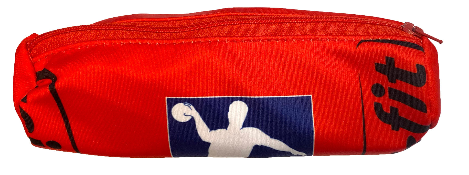 Das Upcycling Mäppchen ist ein rotes Mäppchen mit Reißverschluss aus recycelten Trikots, das eine weiße Handballersilhouette mit einem Ball in einem blauen Rechteck und teilweise sichtbarem schwarzen Text an den Seiten zeigt.